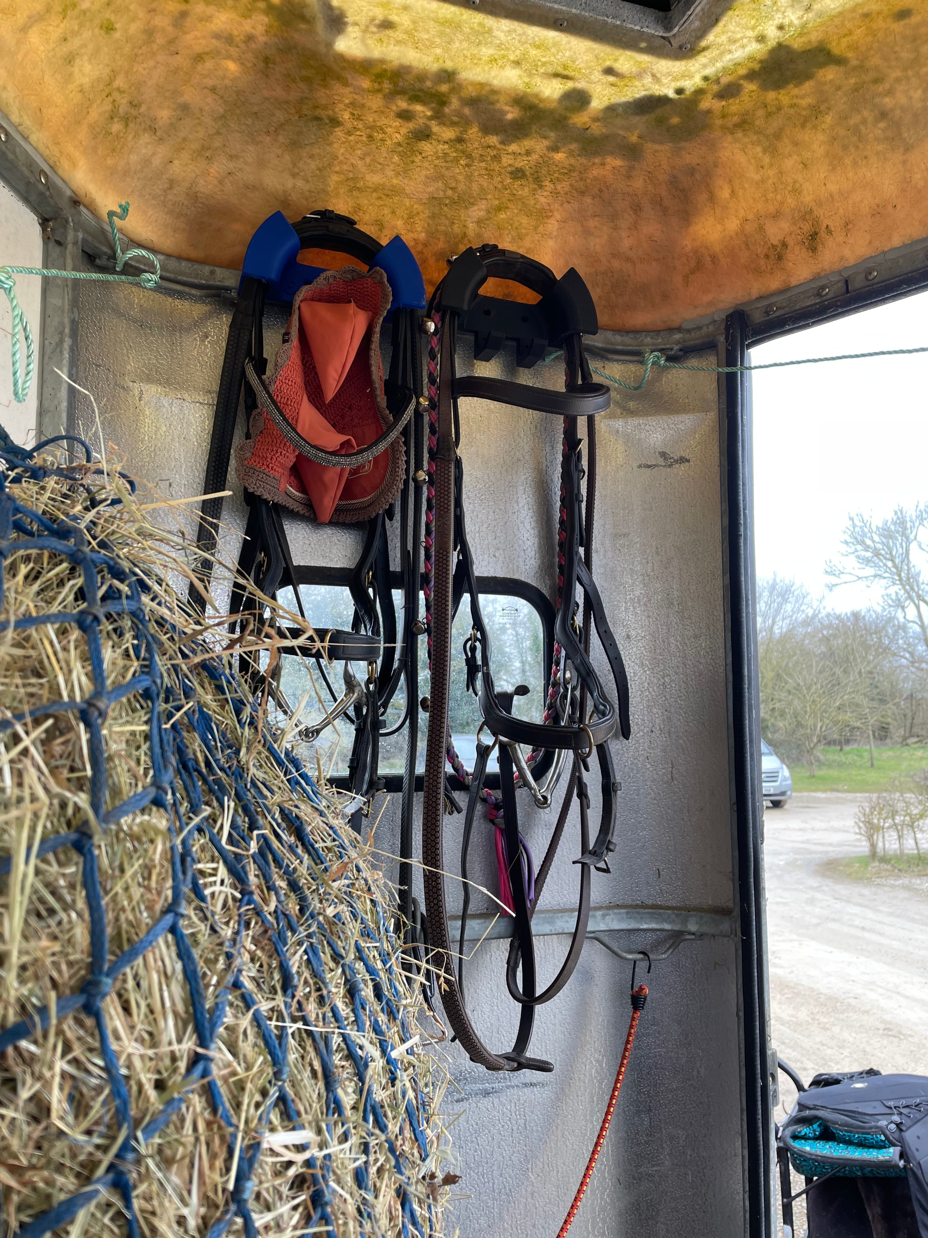 Equihandee Bridle Buddy